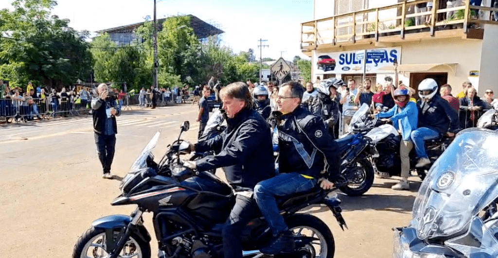 Bolsonaro participa de motociata no Rio Grande do Sul