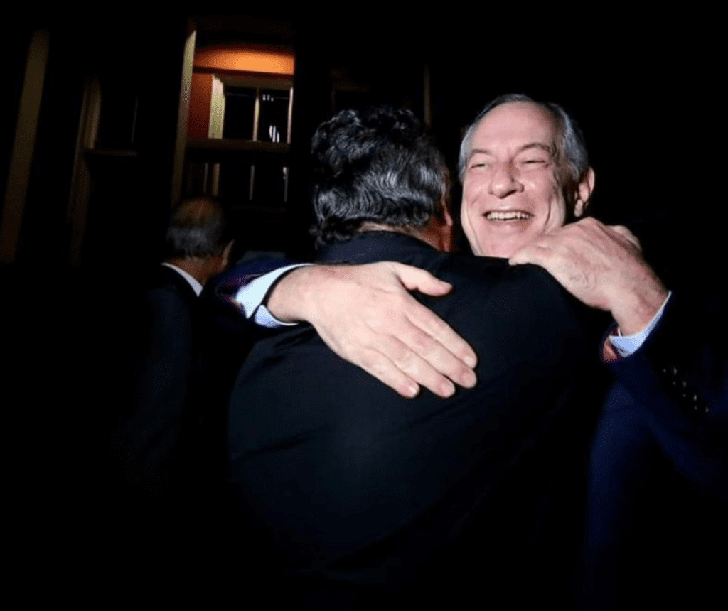 Ciro celebra apoio de prefeito filiado ao partido de Bolsonaro