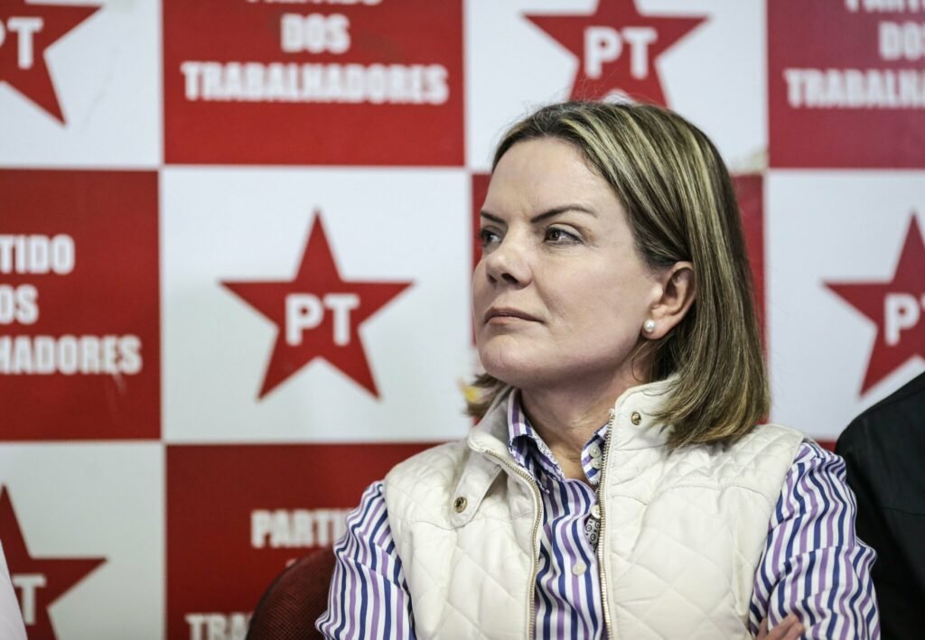 Gleisi se irrita após mulher protestar contra Lula: “Vontade de dar um tapa”