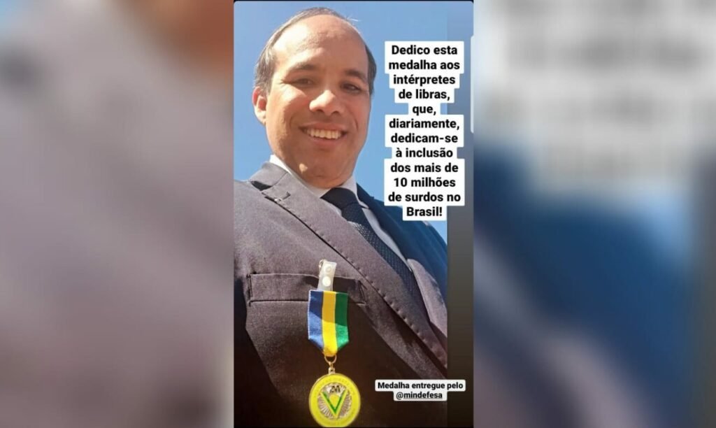 Intérprete de libras de Bolsonaro é condecorado com medalha