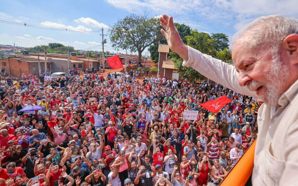 Lula faz pedido explícito de voto durante evento: “Votar no 13”