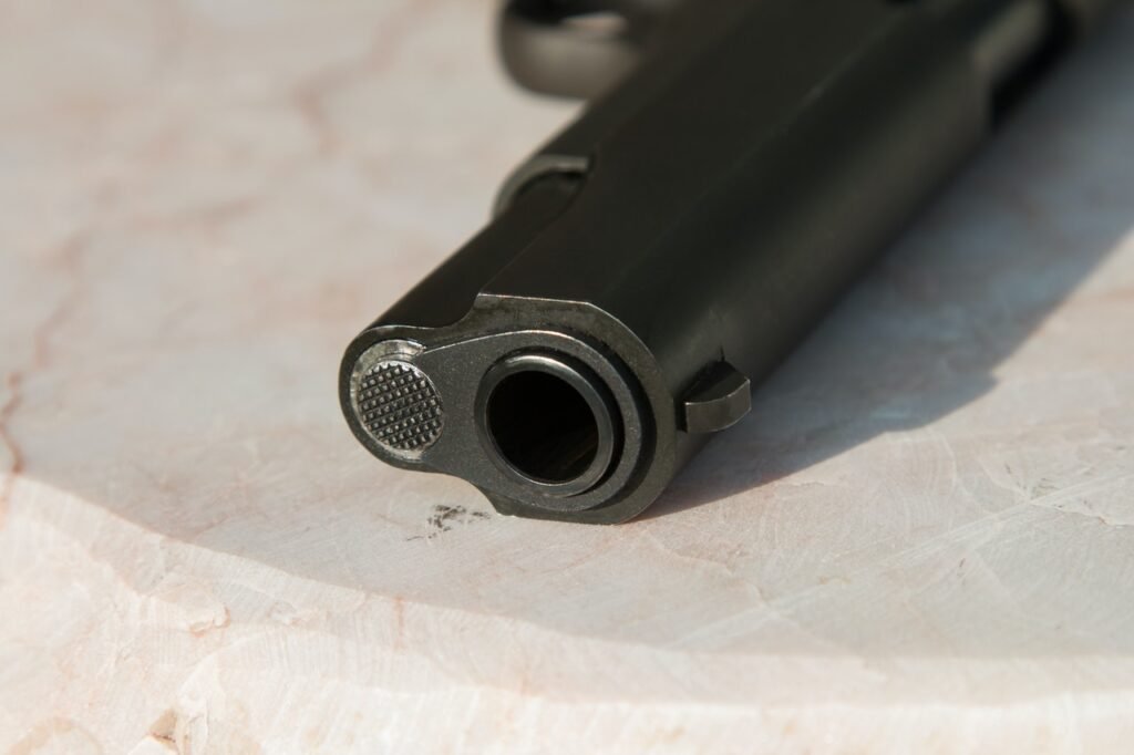 Mãe deixa bolsa cair com arma engatilhada e disparo mata filha