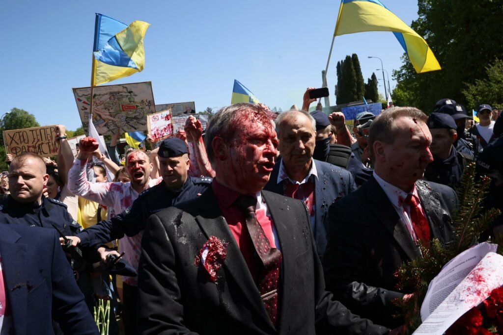 Manifestantes jogam tinta em embaixador russo na Polônia