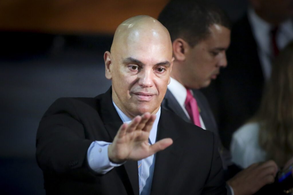 Moraes dá 15 dias para PF dizer se Bolsonaro vazou dados sigilosos