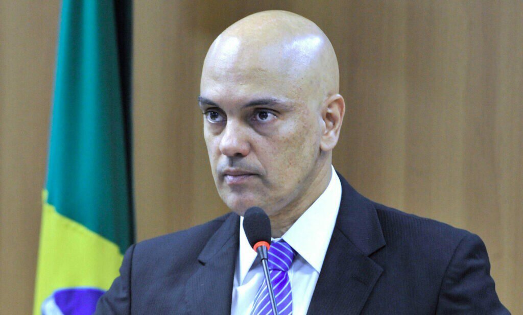 Moraes dá 15 dias para PF emitir relatório que envolve Bolsonaro
