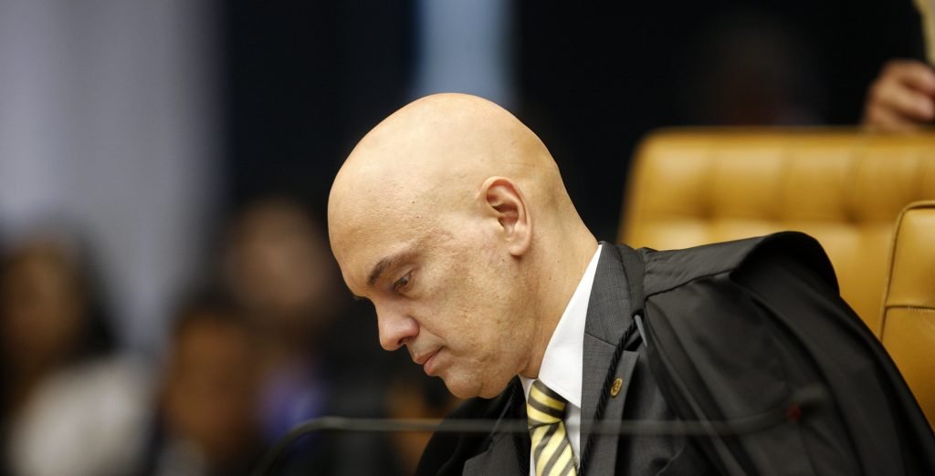 Moraes nega pedido de Randolfe em caso sobre Allan dos Santos