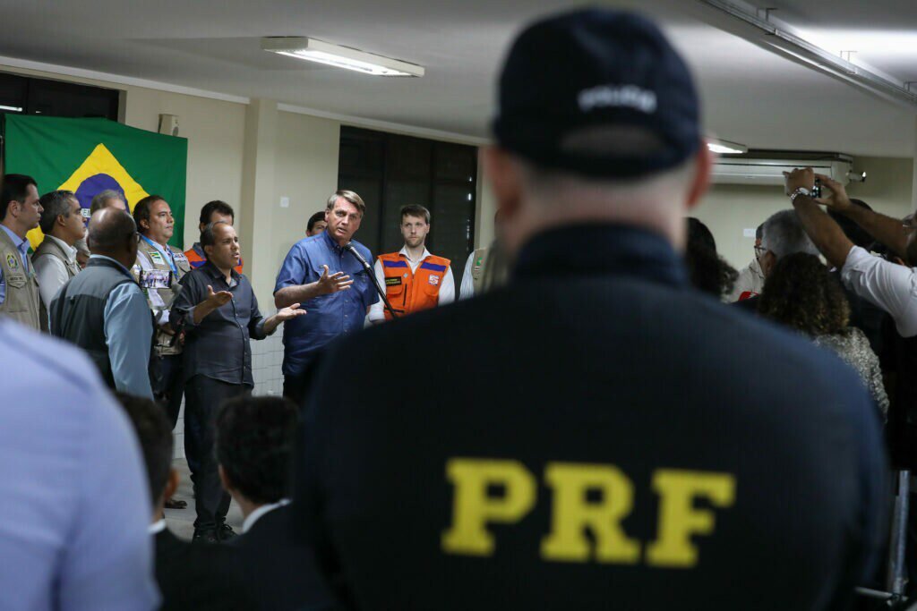Morte em viatura: Bolsonaro fala em justiça sem pressão da mídia
