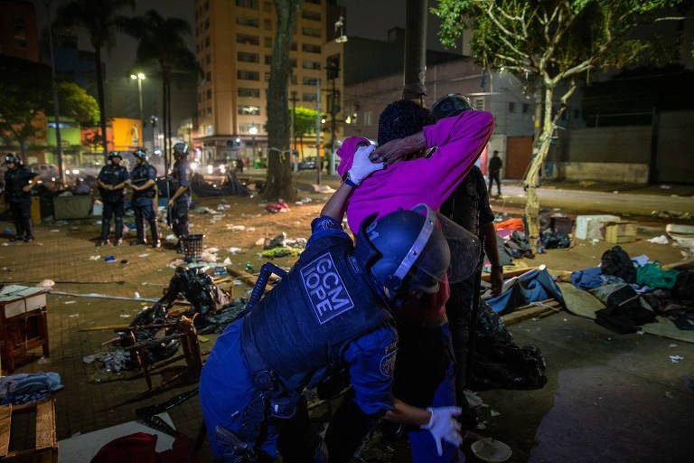 Operação policial na Cracolândia prende cinco pessoas em flagrante