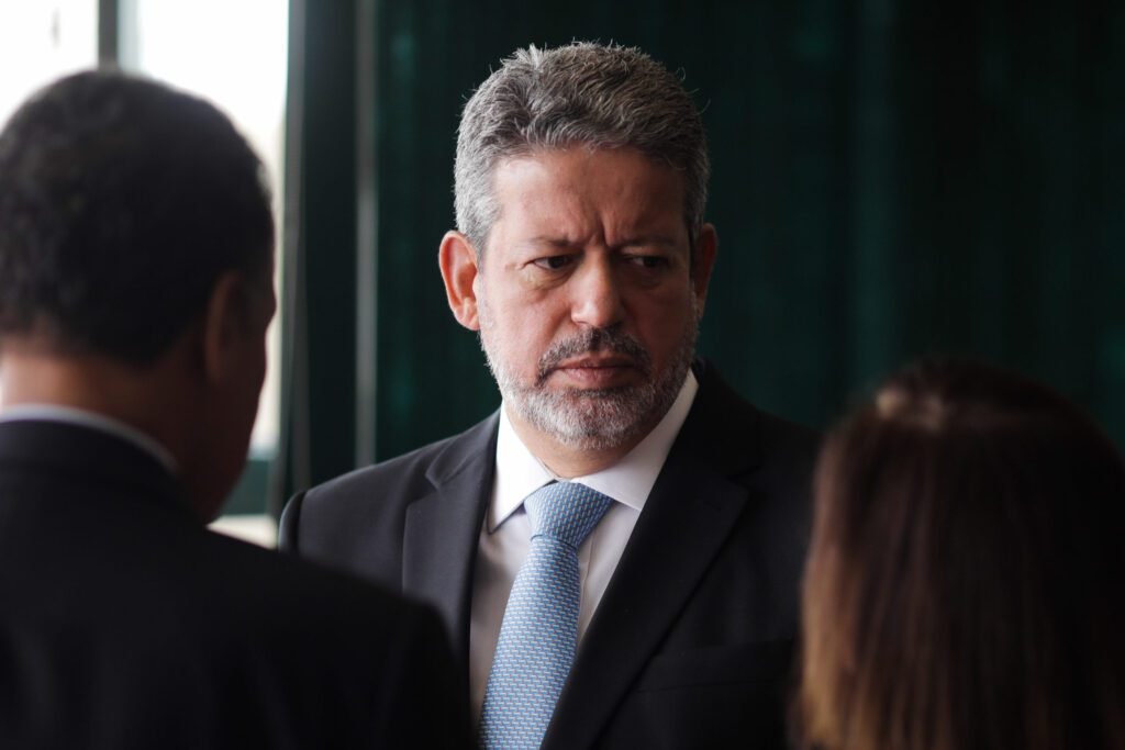 STF não dá prazo para Lira analisar impeachment de Bolsonaro