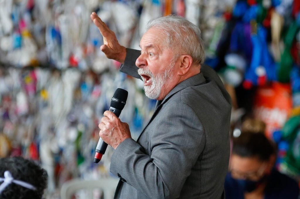 Se Bolsonaro vender Petrobras, Lula fala em rever operação
