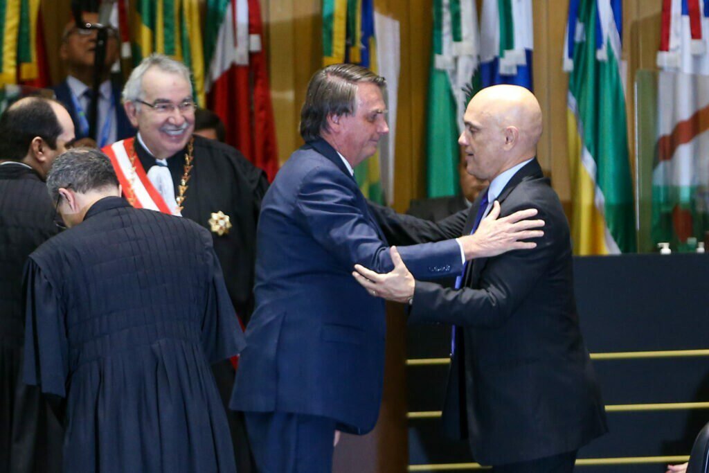 Web faz piada com vídeo dublado em que Bolsonaro “manda” Moraes levantar