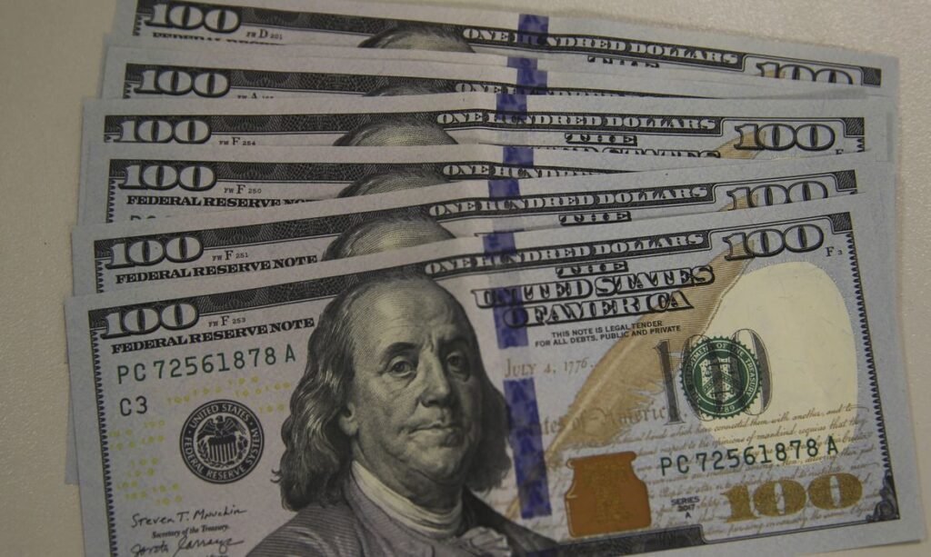 Dólar sobe para R$ 4,87 após anúncio da PEC dos Combustíveis
