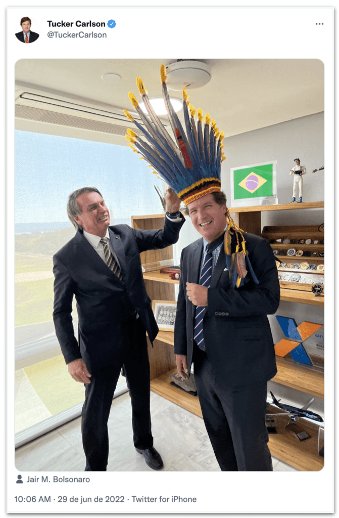 Apresentador da “Fox News” visita Bolsonaro e veste cocar indígena