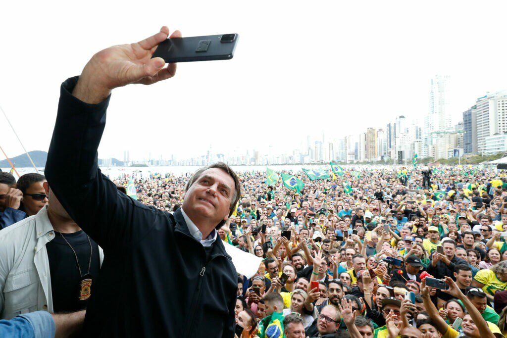 Bolsonaro diz ter exército com quase 200 milhões de pessoas