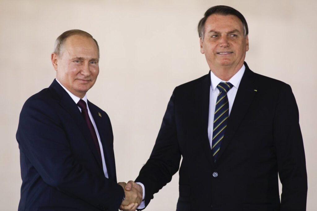 Bolsonaro fala em comprar diesel russo após conversa com Putin