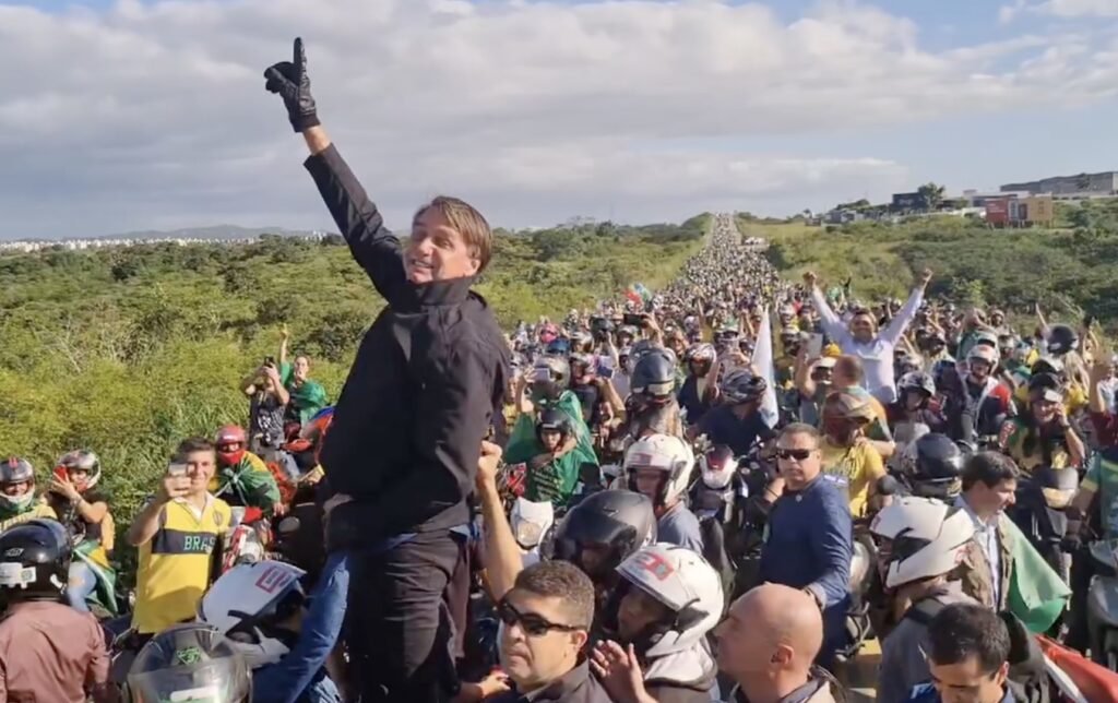 Bolsonaro faz motociata com apoiadores em Campina Grande (PB)