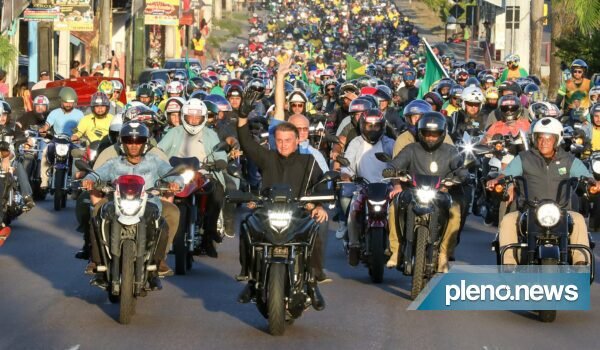 Bolsonaro leva multidão às ruas durante motociata em Manaus