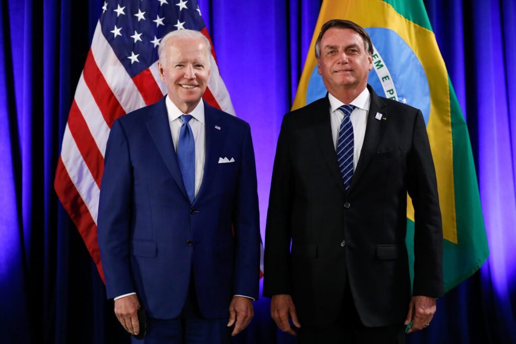 Bolsonaro troca nome de Biden por Trump em live