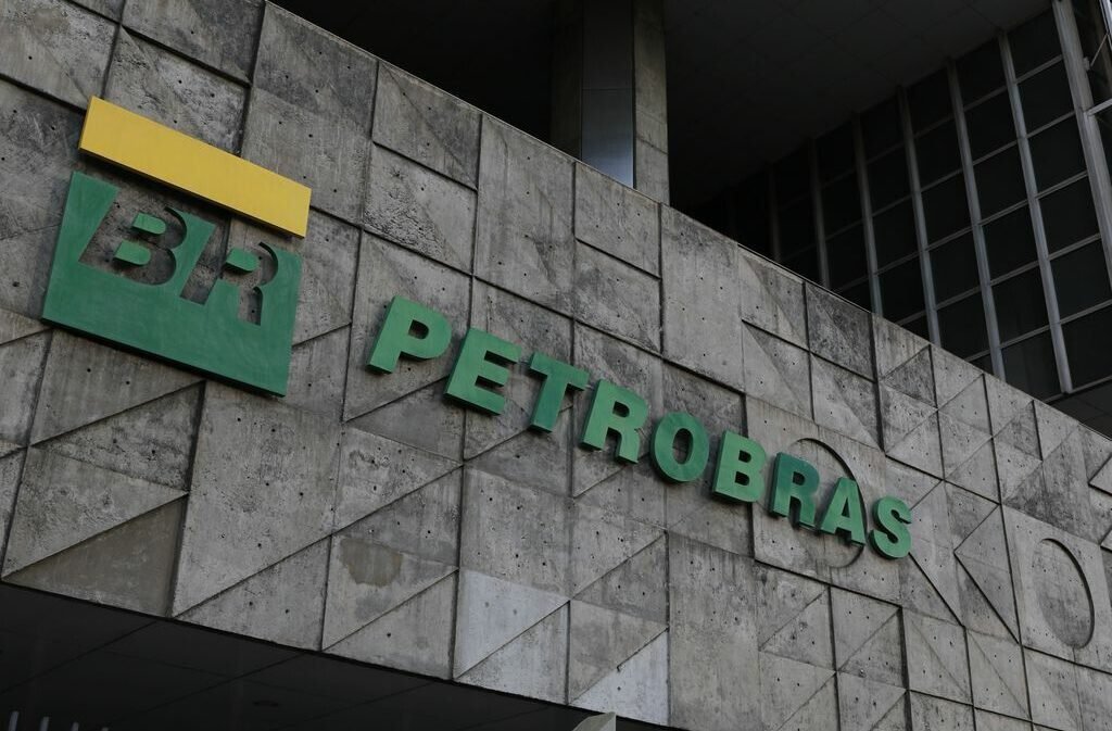 Em meio à saída de presidente, ações da Petrobras têm queda