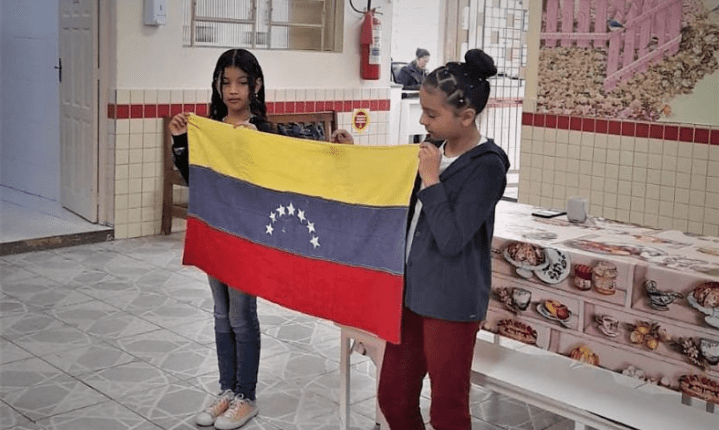 Escola de Santa Catarina passa a cantar hino da Venezuela