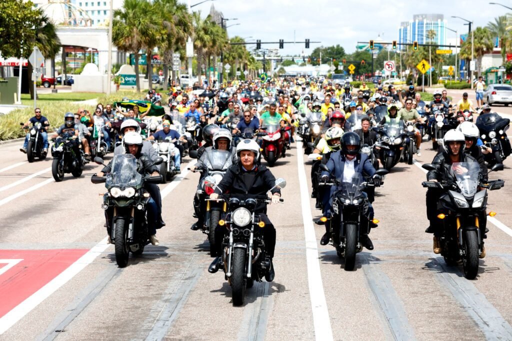 Estados Unidos: Bolsonaro participa de motociata em Orlando e atrai multidão