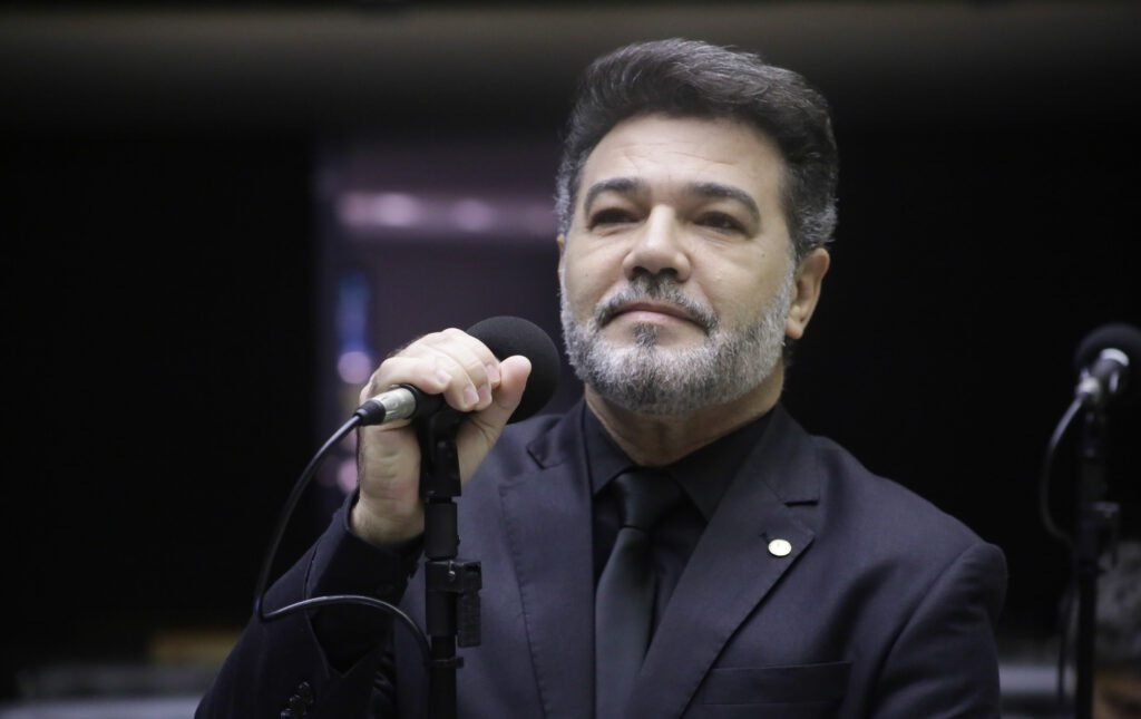 Feliciano apoia Gusttavo Lima e diz que Brasil vive dias sombrios