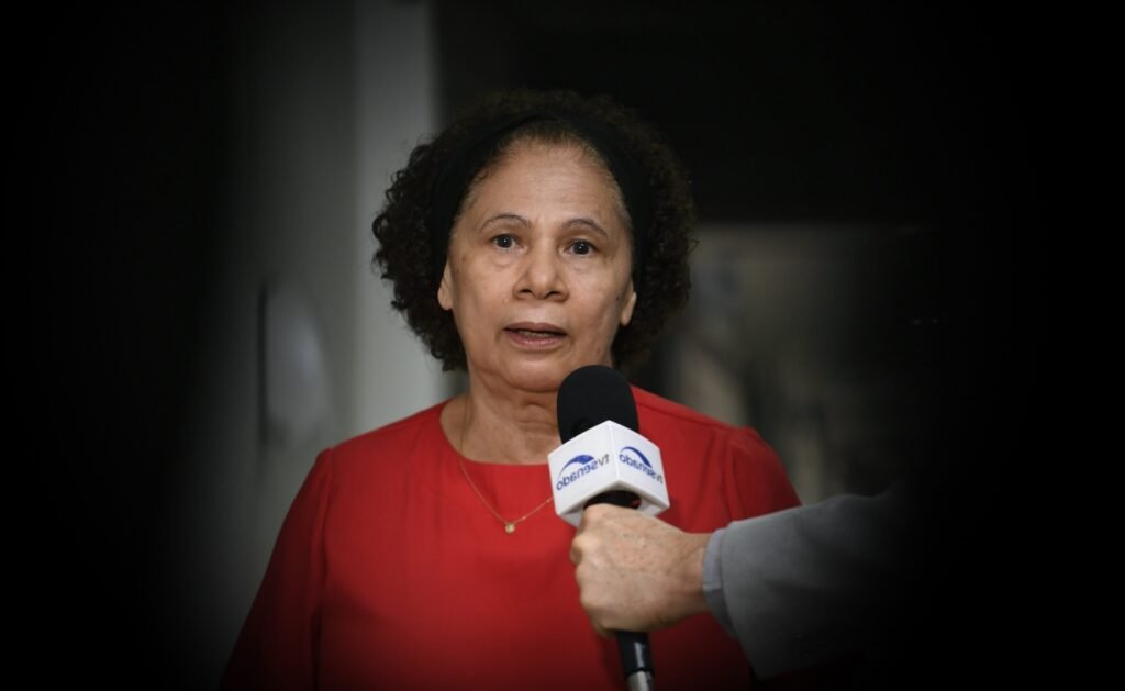 Governadora do Piauí obriga retorno de máscaras em locais fechados