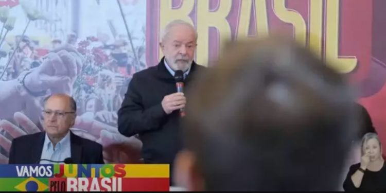 Homem invade do PT durante discurso de Lula: “Corrupto”