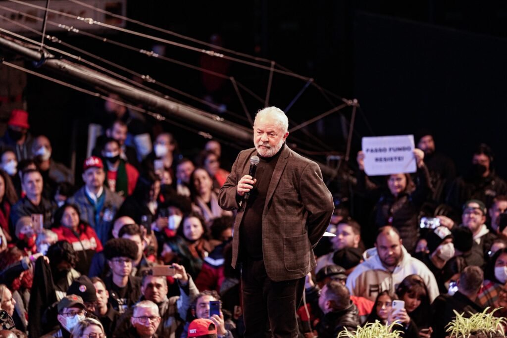 Lula fala em proibir venda de armas e distribuir livros