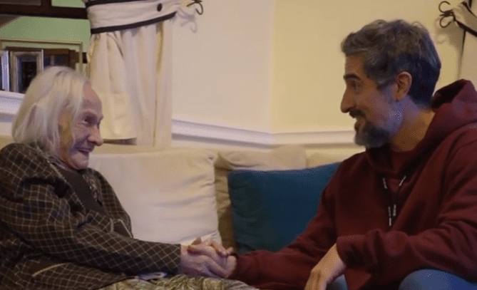 Mion faz surpresa e visita fã de 109 anos que queria conhecê-lo