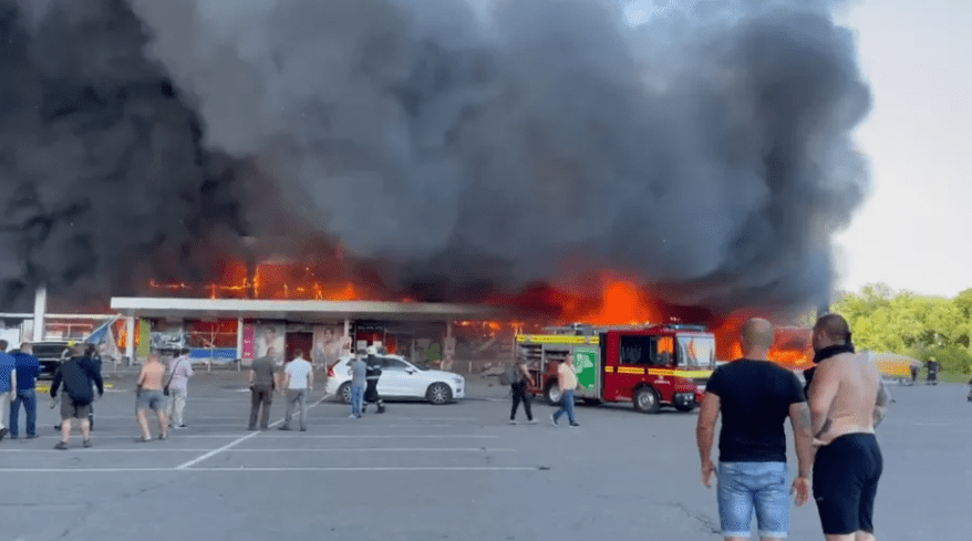 Míssil atinge shopping com mais de mil pessoas na Ucrânia