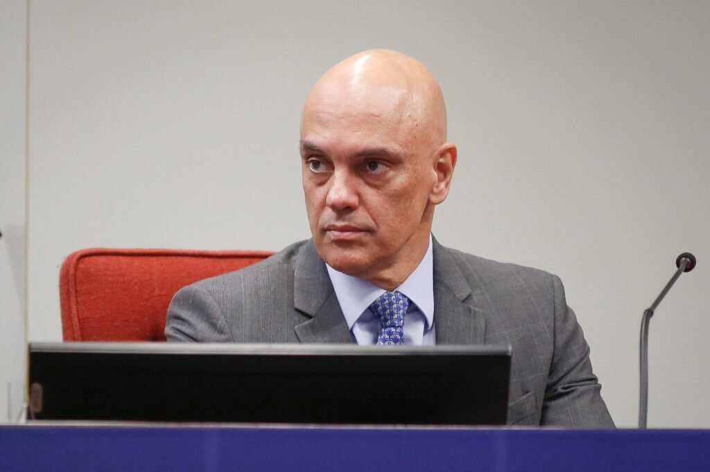 Moraes prorroga inquérito contra Bolsonaro por fala sobre vacina