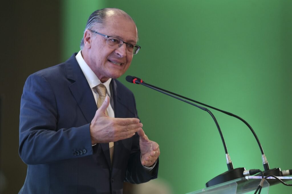 No Twitter, perfil de Geraldo Alckmin apaga publicação que menciona 'petrolão', Lula e Dilma
