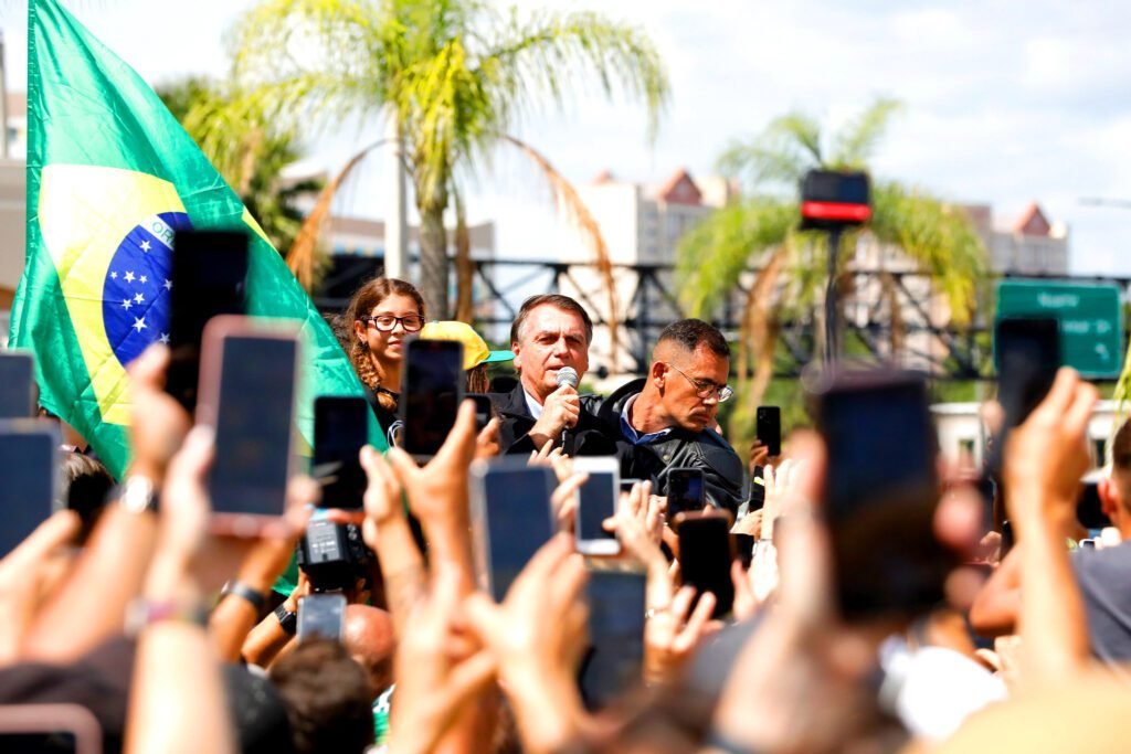 Pesquisa mostra Bolsonaro à frente de Lula na Baixada Santista