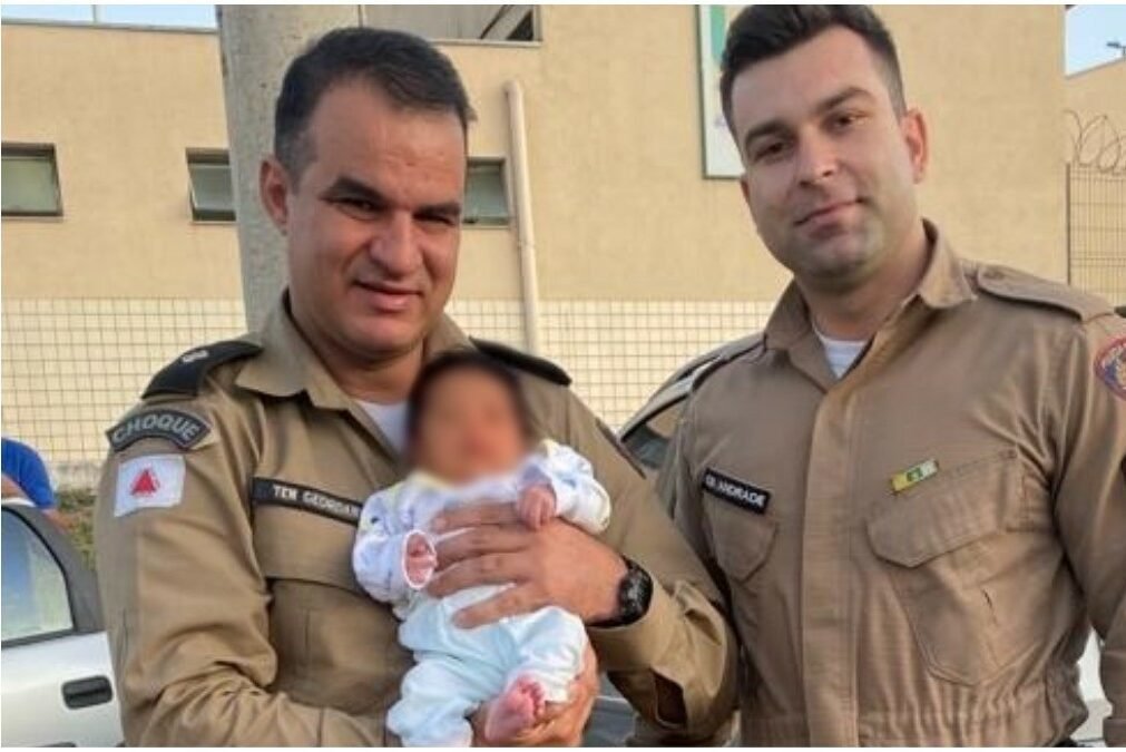 Policiais salvam bebê que se engasgou com leite materno