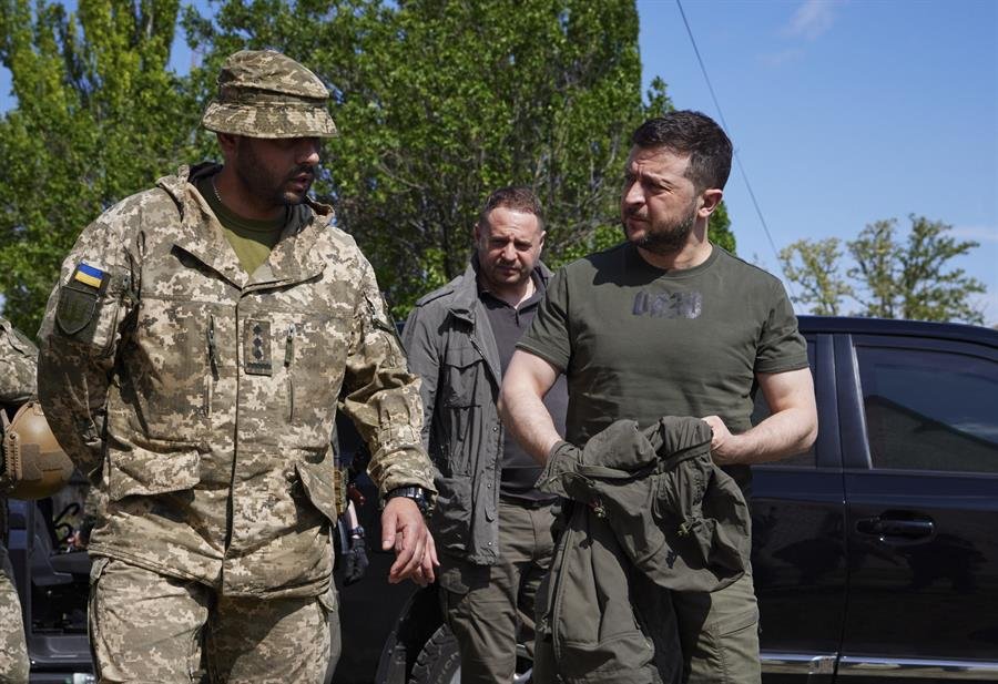 Zelensky visita militares que estão no sudeste da Ucrânia