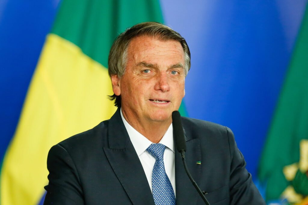 Bolsonaro diz que esclarecerá acusação de que prepara golpe