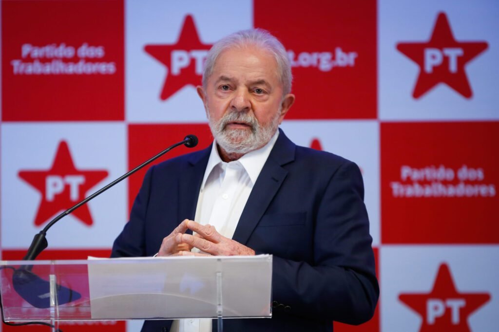 Bolsonaro mente, é covarde e tenta comprar voto, diz Lula