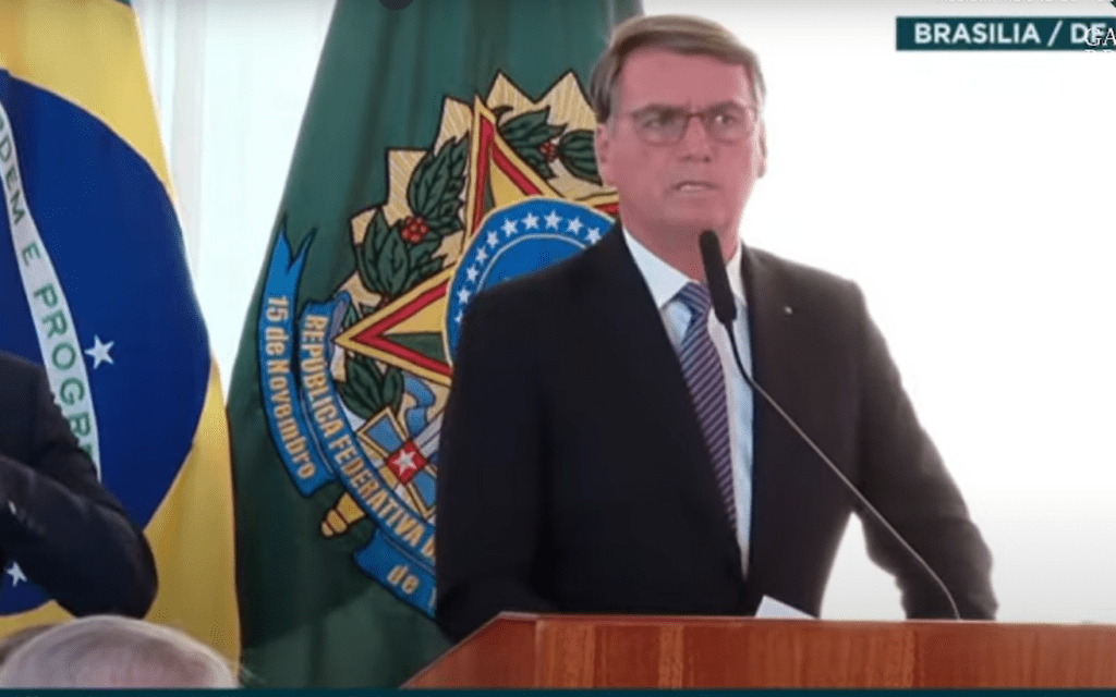 Bolsonaro transmite ao vivo reunião com embaixadores
