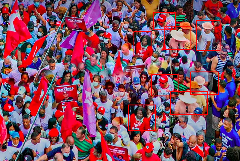 Campanha de Lula publica foto com pessoas duplicadas