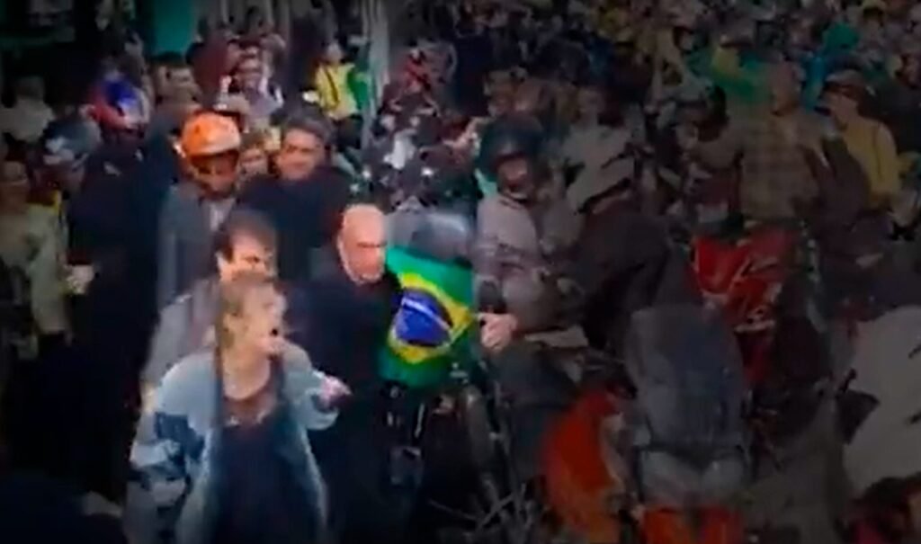 Cidade da facada: em Juiz de Fora, opositora é contida ao tentar se aproximar de Bolsonaro