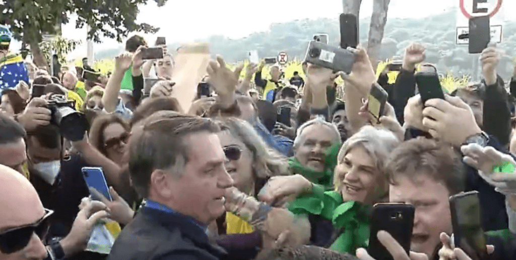 Em Juiz de Fora, local da facada, Bolsonaro é recebido com festa