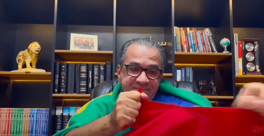 Em vídeo, Malafaia rasga bandeira do comunismo: “Lixo”