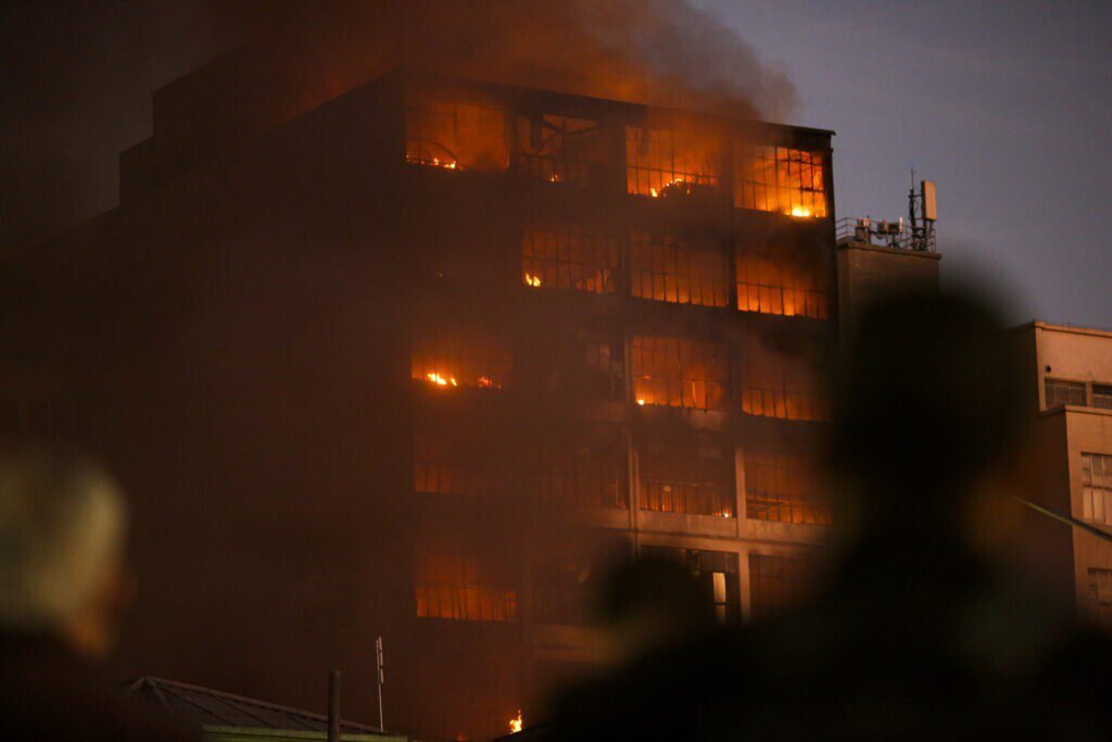 Grande incêndio atinge prédios na região da 25 de Março, em SP