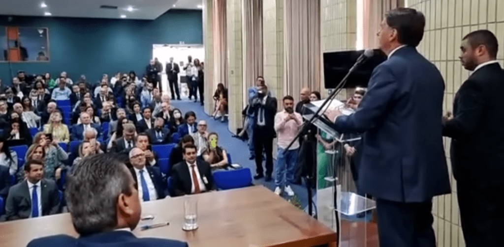 Jair Bolsonaro é aplaudido por médicos ao ironizar CPI da Covid
