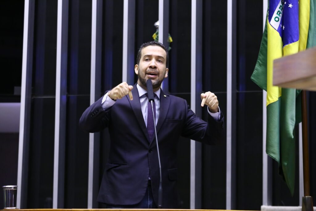 Janones critica Bolsonaro, Ciro e Tebet e aceita conversa com Lula