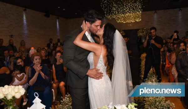 Miro Moreira e Liliane Lima dão 1º beijo após 9 meses de namoro