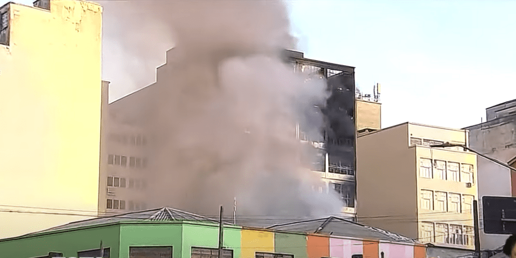 Prédio que pegou fogo no centro de São Paulo pode desabar