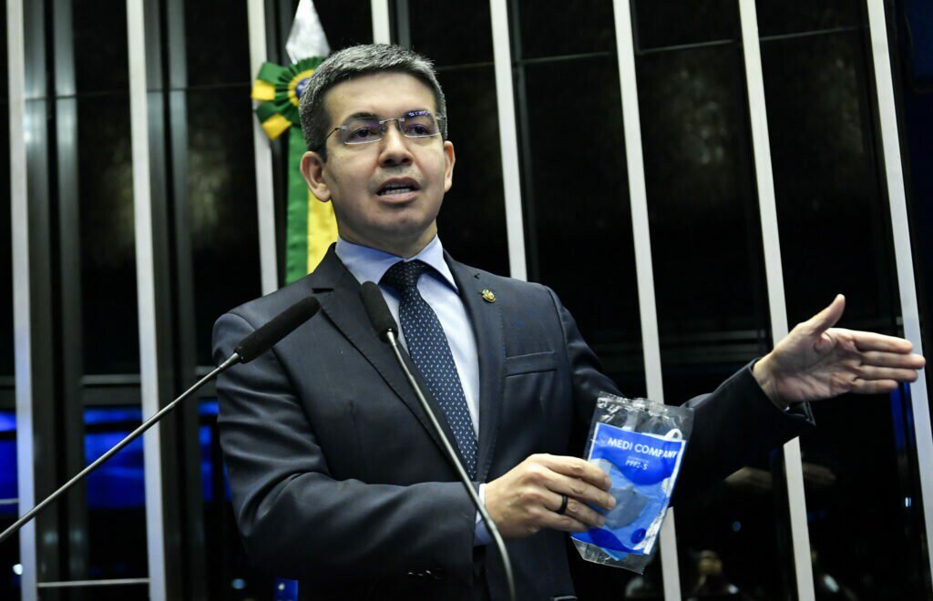 Randolfe diz que vai questionar posição da PGR sobre Bolsonaro