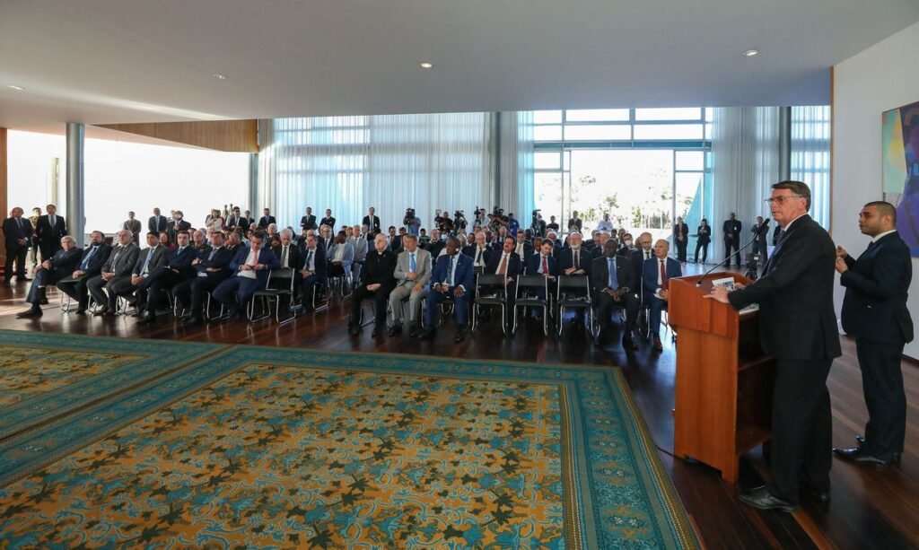 Reunião de Bolsonaro para falar sobre ‘segurança das urnas’ encerra sob aplausos de embaixadores
